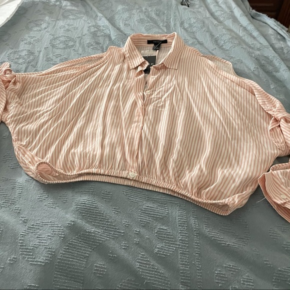 Striped cropped top with open sleeves. - Picture 4 of 9